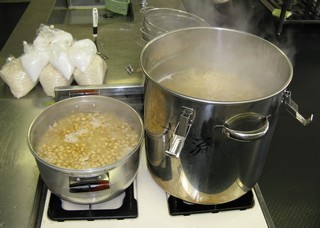 ふたつの鍋で大豆を煮る画像
