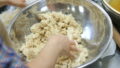 麹、大豆、塩を混ぜる味噌作りの画像