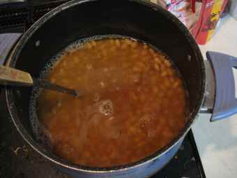 大豆を煮て煮汁が濃くなる画像