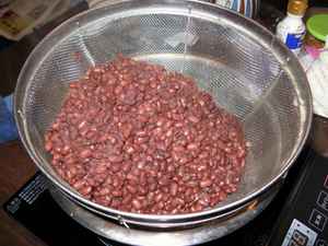 小豆と小豆の煮汁を分ける画像