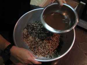 小豆の煮汁を入れる画像