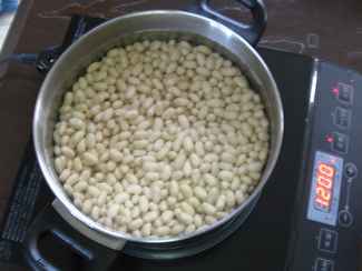いんげん豆を水に漬ける画像