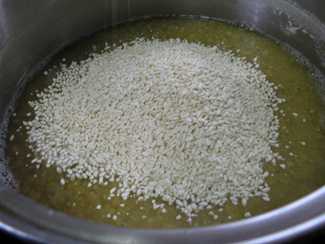 レンズ豆に麹、塩を入れる画像