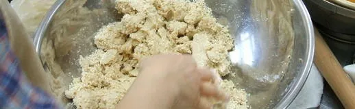 お味噌作りの麹と大豆、塩を混ぜている画像